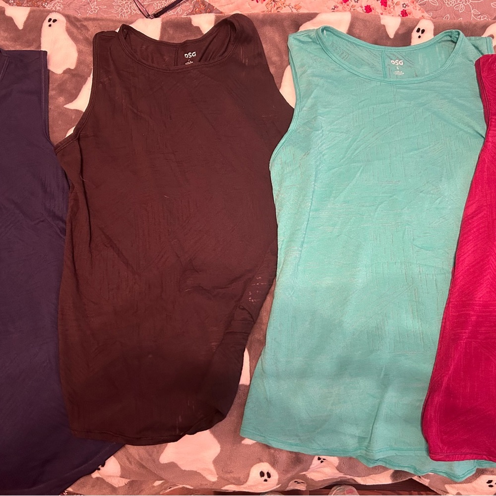 Lot of 4 womens size large DSG work out tops. Open or tie in the back.